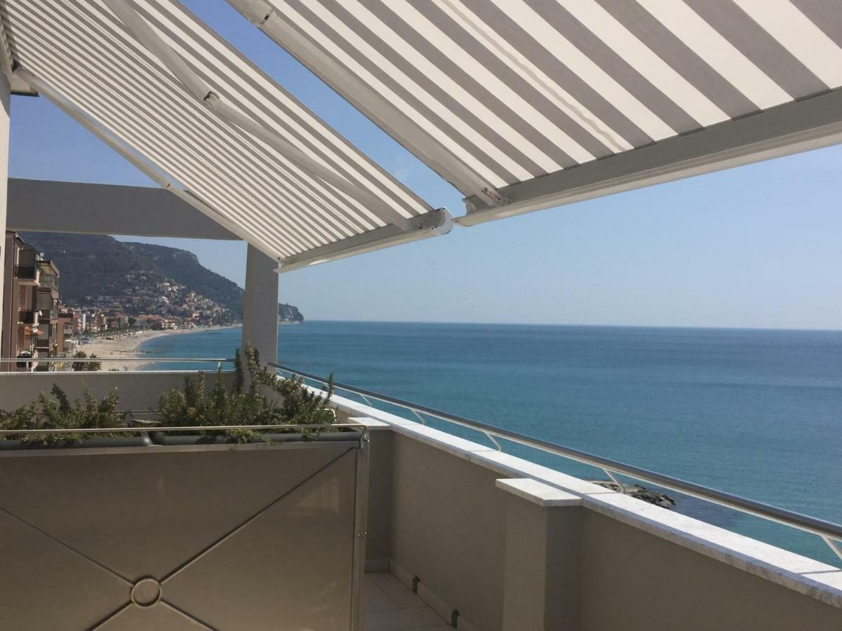 Camera Matrimoniale Deluxe con Balcone e Vista Mare